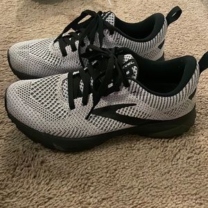 Lightly worn brooks revel sneakers size 6